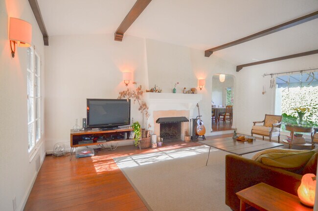 Building Photo - 1346 Miller Dr
