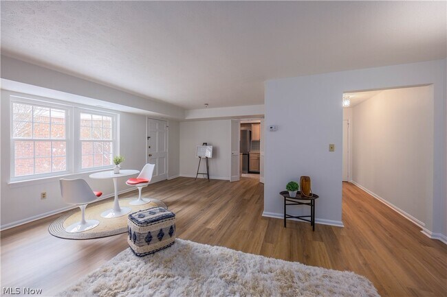 Foto del edificio - 19436 Van Aken Blvd