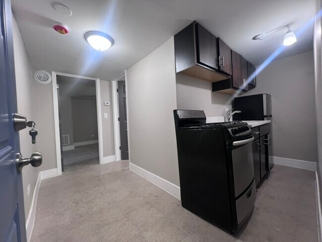 Building Photo - 3353 W Warren Blvd