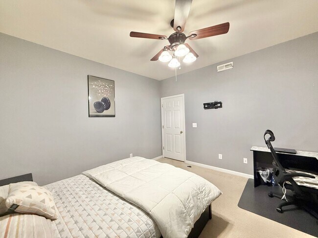 Foto del edificio - Stunning 3BD, 4BA Morrisville Townhome in an HOA Community with Premier Amenities & Near RDU Airp...