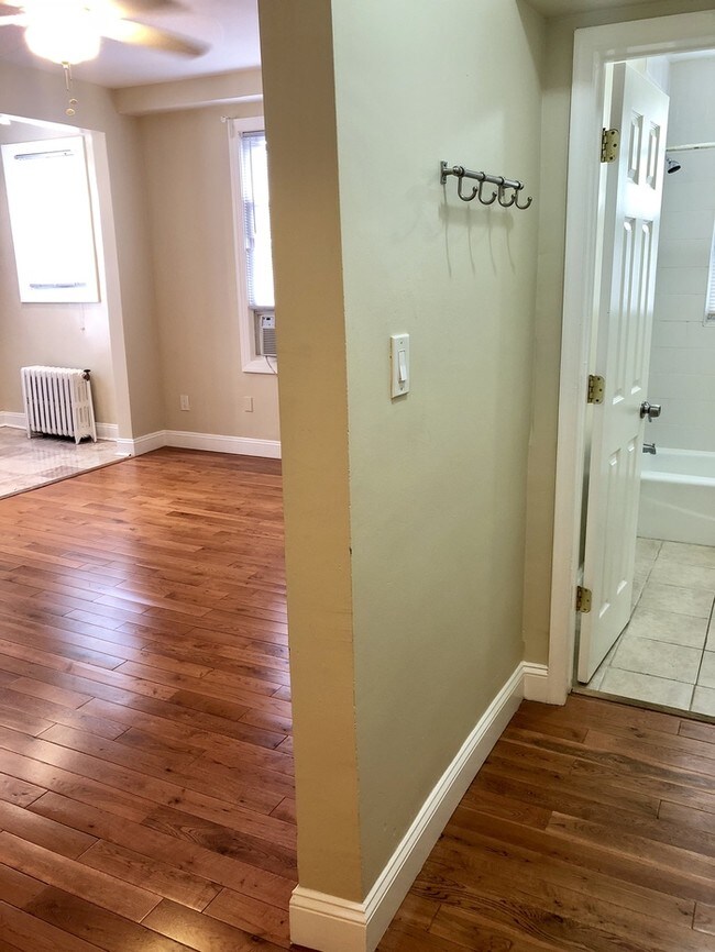 Building Photo - Fantastic Corner Studio in Logan Circle!