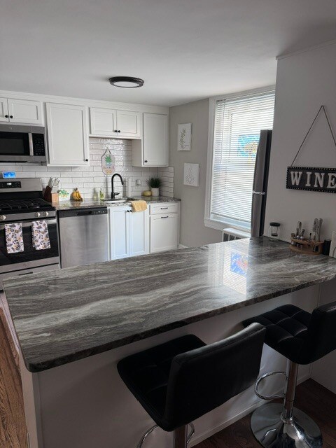 Sala de estar con vista a la cocina - 200 W Market St