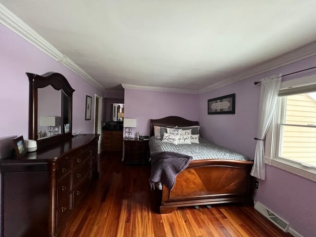 Master bedroom - 39 Grant Hill Ct