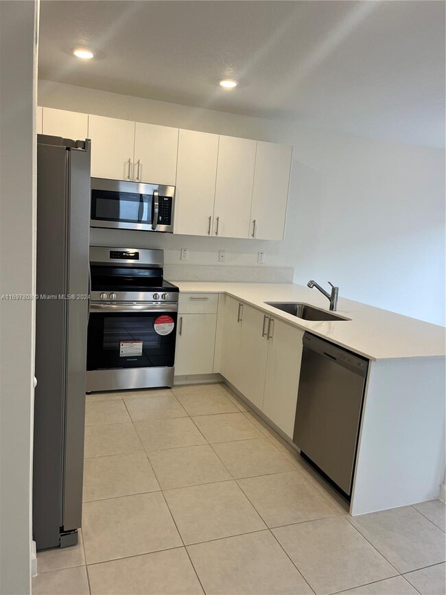 Foto del edificio - 3 bedroom in Pembroke Park FL 33023