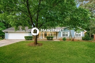 Building Photo - 2135 Pinewood Dr