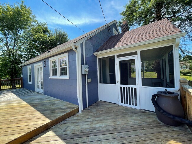 Building Photo - 1104 Highland Dr