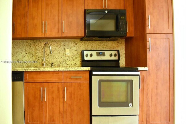 Foto del edificio - 4101 Pine Tree Dr