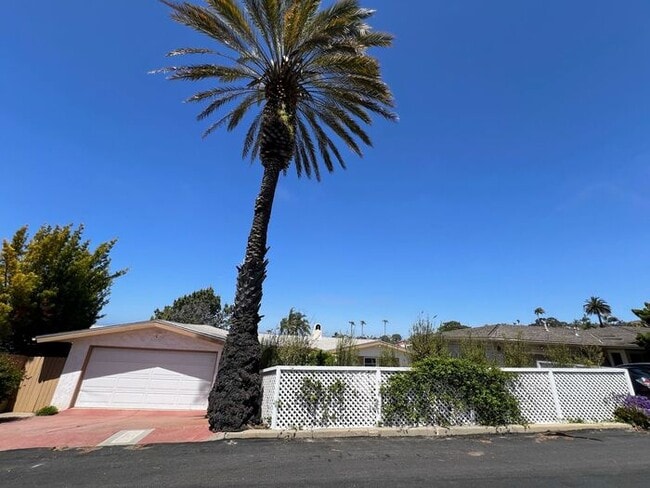 Foto del edificio - 3 Bed, 2 Bath, 2 Car Garage with Ocean Vie...