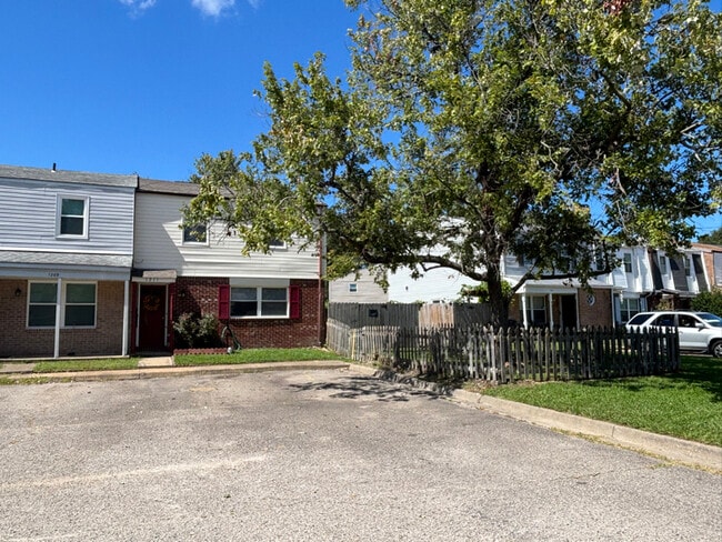 Building Photo - 1211 Warwick Dr