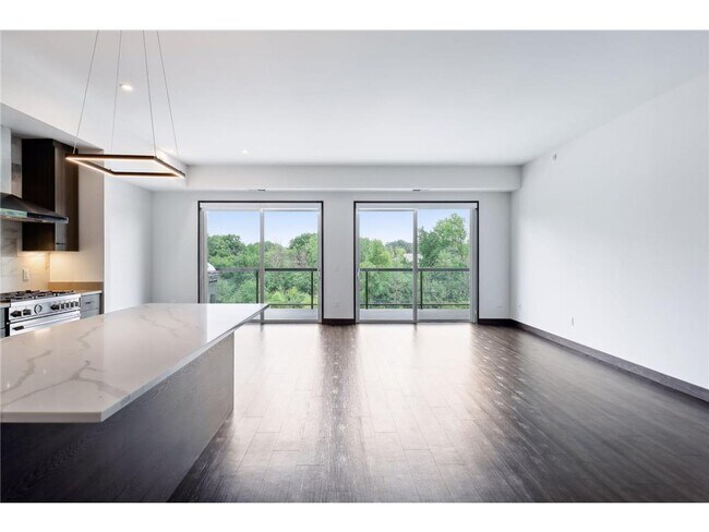 Foto del edificio - 253 Lake St E