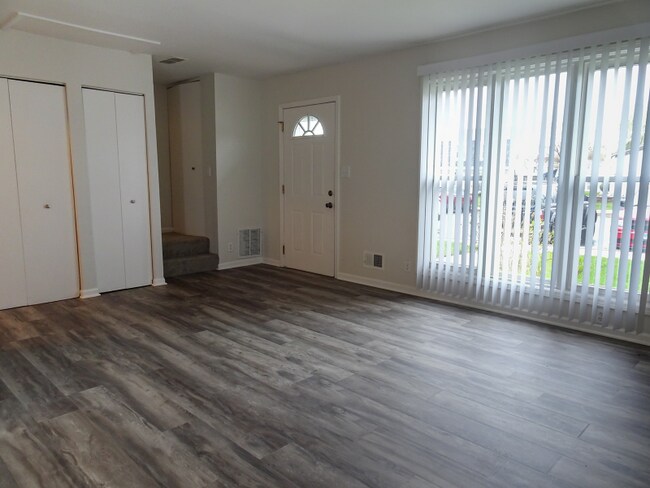 Building Photo - 9 Fernwood Dr