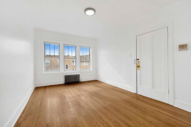 Building Photo - 4742 W Roscoe St