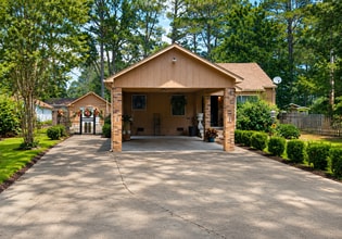Building Photo - 640 Woodbury Rd