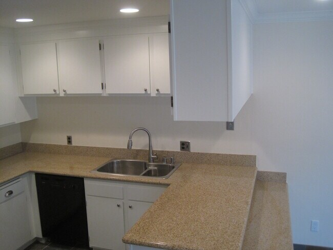 Foto del edificio - 15110 Chatsworth St