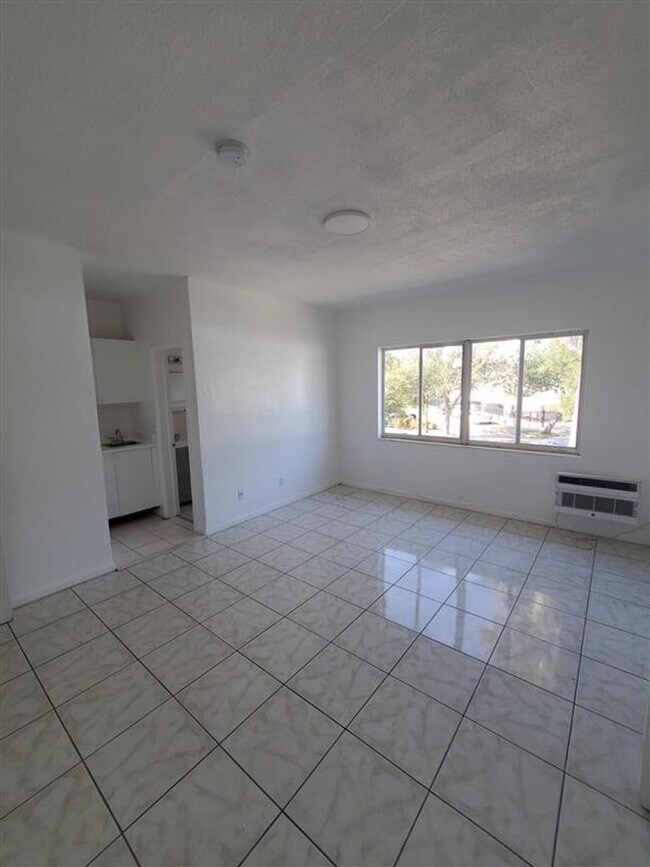 Building Photo - 965-975 Biarritz Drive