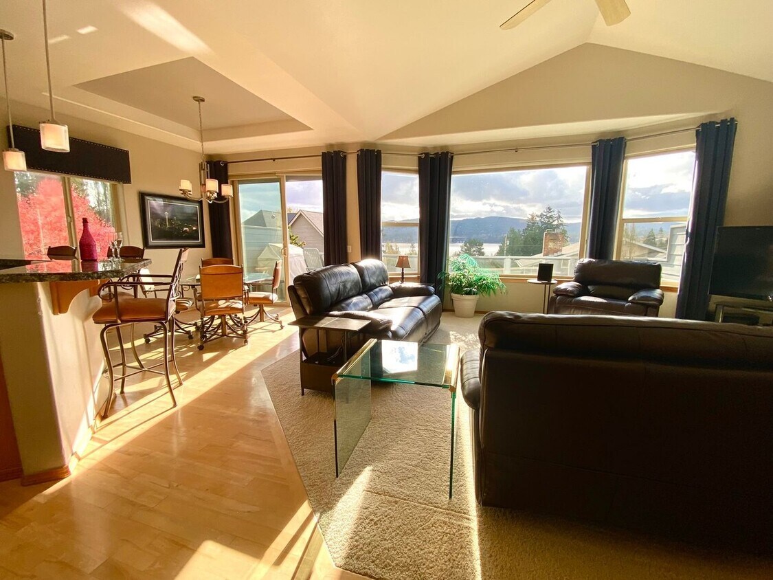 Primary Photo - Beautiful Centrally fully furnish 3 bedroo...