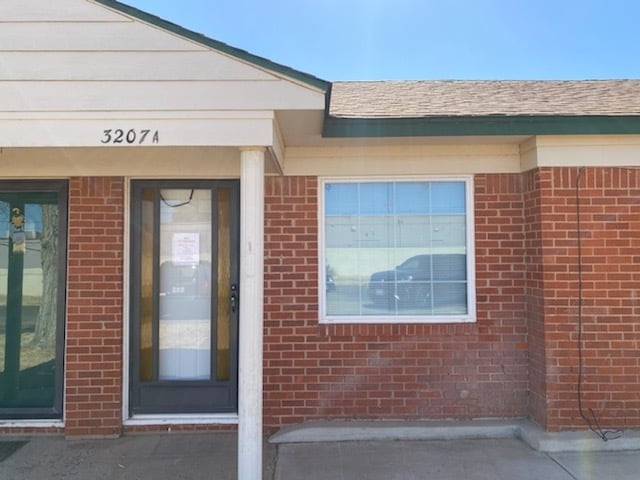 Building Photo - Move in special! $400 deposit.