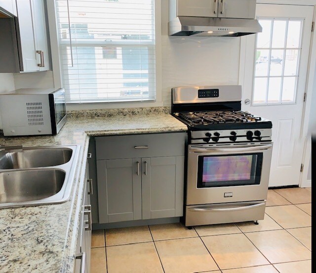 Kitchen - 5960 W 86th Pl