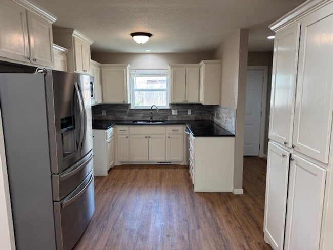 Building Photo - 3 bed 2 full bath 2 story duplex in Norman! ready for move in!