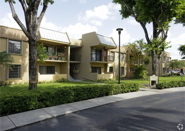Building Photo - 10413 N Kendall Dr