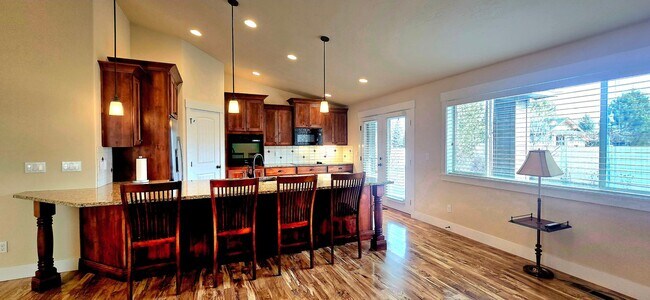 Foto del edificio - THREE-CAR GARAGE! This charming home offers 3 bedrooms, plus an office/rec room, and 2 bathrooms.