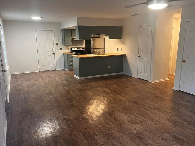 Building Photo - 1202 Justin Ln