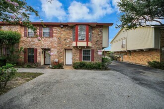 Building Photo - 10654 Hazelhurst Dr