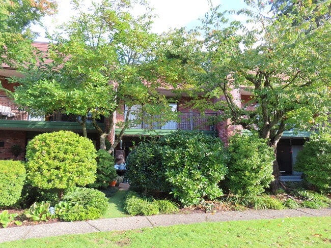 Building Photo - Canyon Manor