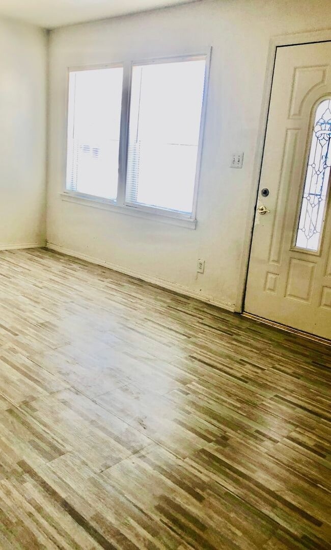 Foto del edificio - 2 Bedroom, 1 Bath Home for Rent on a HUGE Lot!