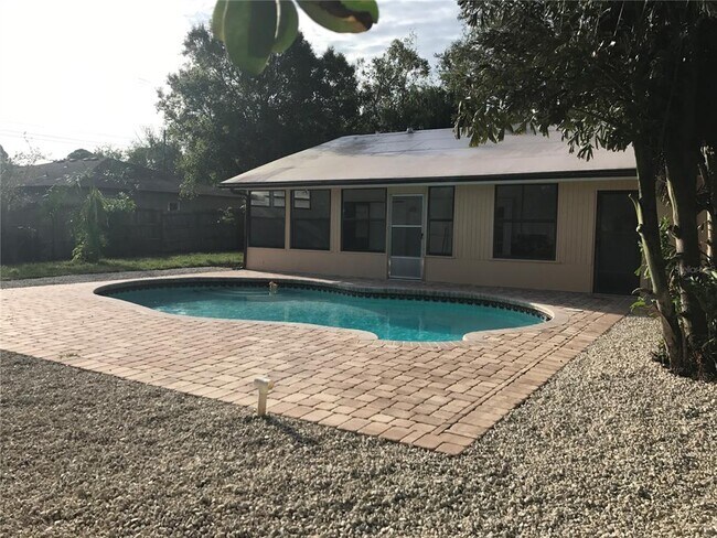 Foto del edificio - 2431 Doud St