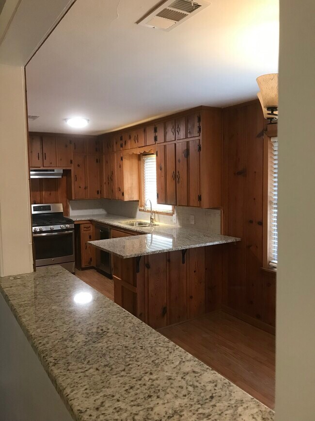 Building Photo - 804 Dexter Dr S