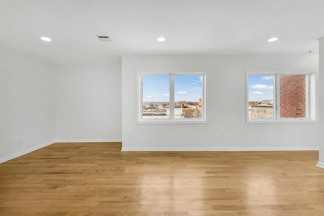 Foto del edificio - 605 New York Ave