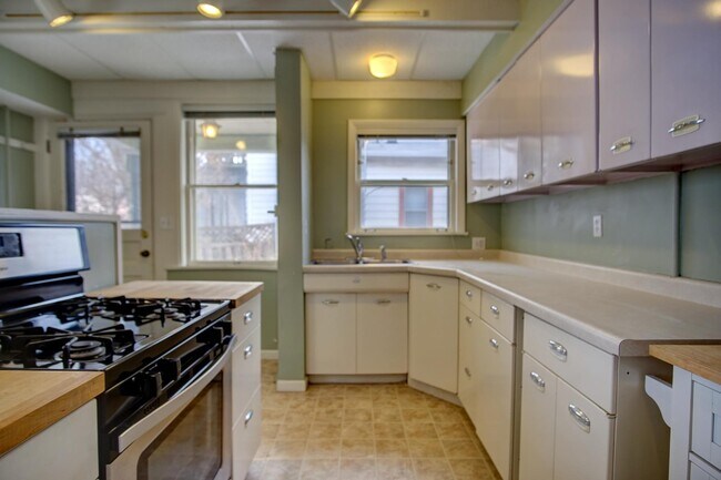 Foto del edificio - 1685 Taylor Ave W
