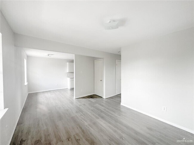 Building Photo - 2110 De Leon St