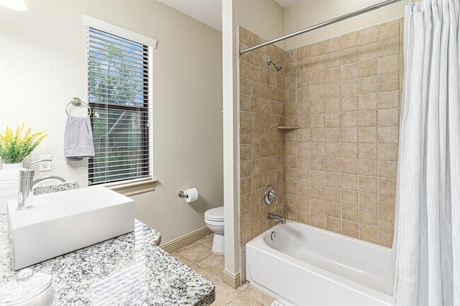Foto del edificio - 1320 W 25th St