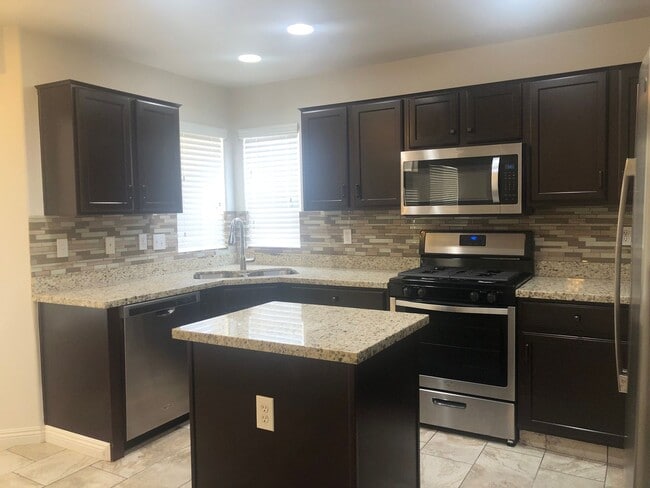 Building Photo - 2-STORY 3BD/2.5BA 1979 SQ. FT. HOME W/ 2 C...