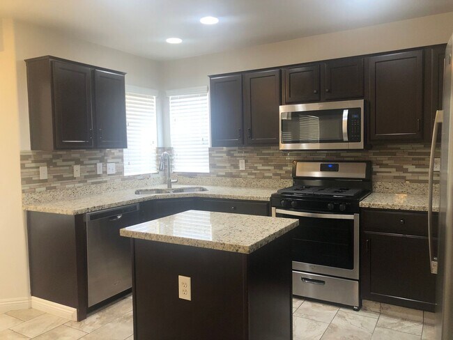 Foto del edificio - 2-STORY 3BD/2.5BA 1979 SQ. FT. HOME W/ 2 C...