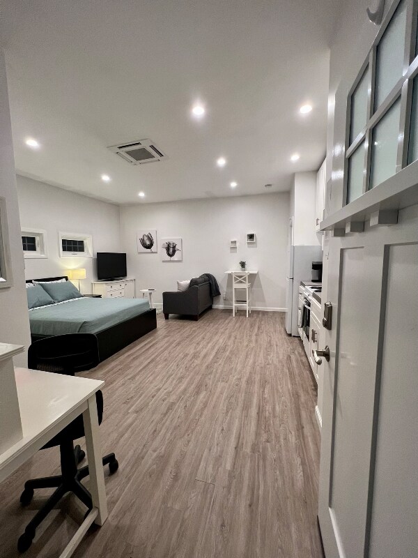 Foto del edificio - 8489 Larch Ave