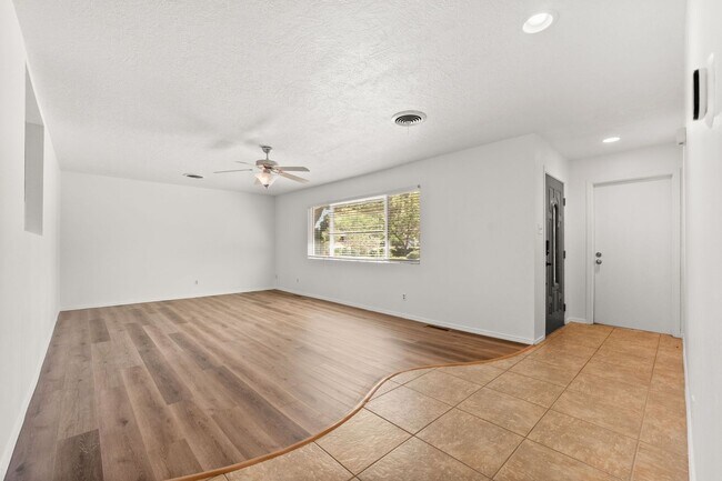 Foto del edificio - Large 4 Bedroom 2 Bath House