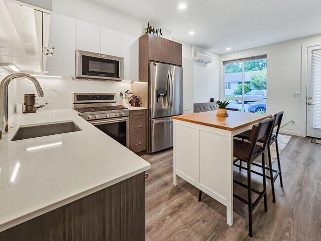 Building Photo - Stylish 2BR Townhome: Custom Features, Roo...