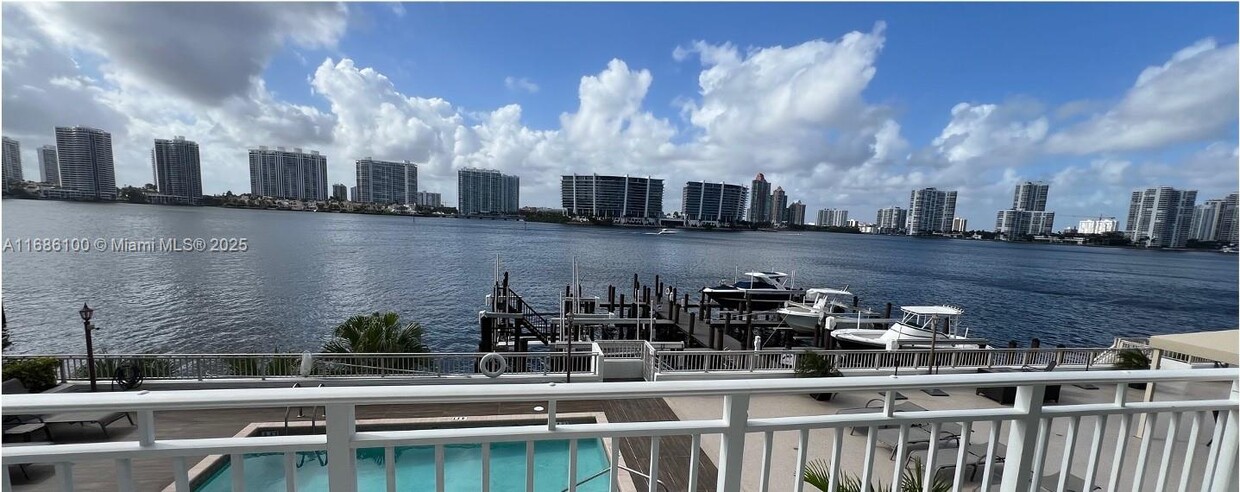 Foto principal - 18000 N Bay Rd