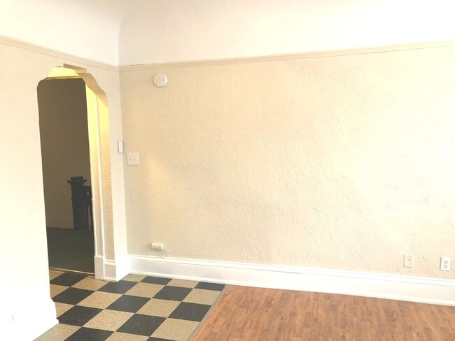 Interior Photo - 1503-15 E Kane Pl
