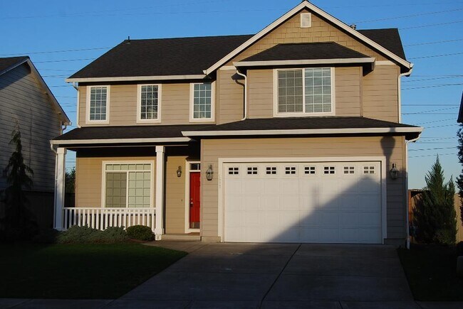 Building Photo - Stunning 4 Bedroom with Gorgeous main leve...