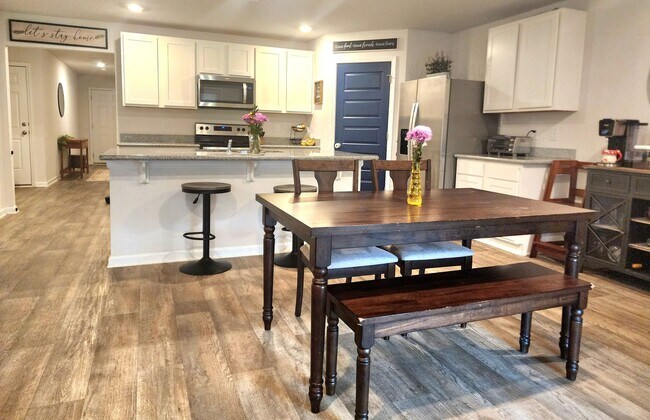 Foto del edificio - Beautiful, Pet Friendly 4/2 Solar Powered ...