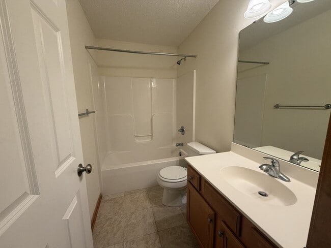 Foto del edificio - 2 Level Townhome in Maple Grove!