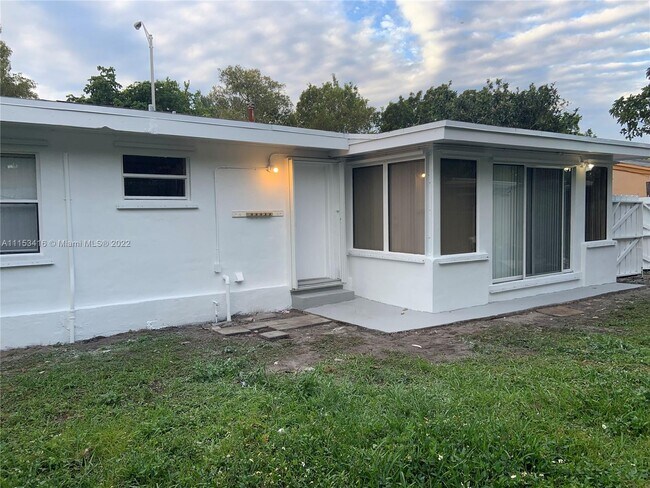 Foto del edificio - 843 NE 159th St