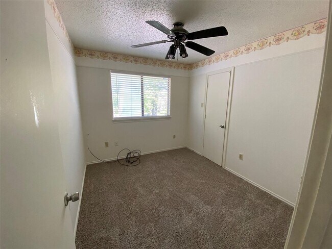 Foto del edificio - Coming Soon 3 bed 2 bath w/2 car garage