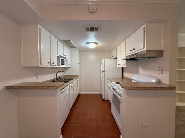 Foto del edificio - 2250 Bering Dr