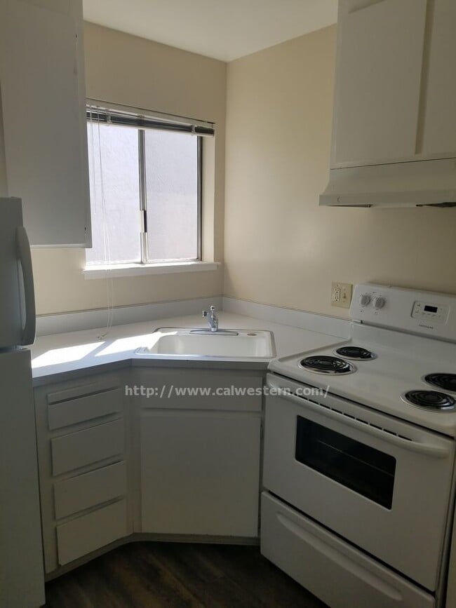 Building Photo - 1 BEDROOM IN WILLOW GLEN