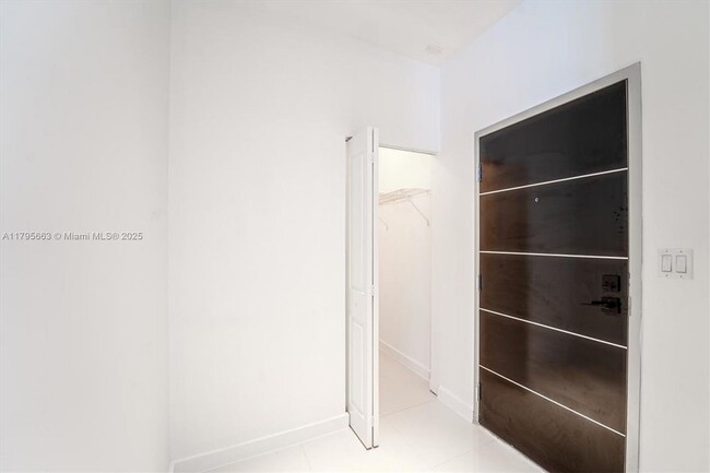 Foto del edificio - 7910 Harbor Island Dr
